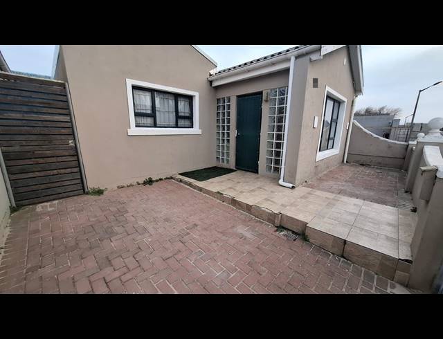 3 BEDROOM FREEHOLD FOR SALE IN WOODLANDS